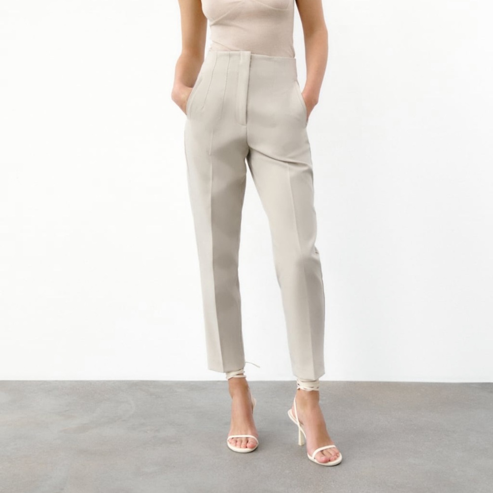 HIGH-WAISTED PANTS
OYSTER WHITE